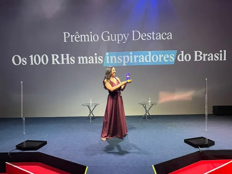 Gaby no palco do Prêmio Gupy Destaca segurando o troféu
